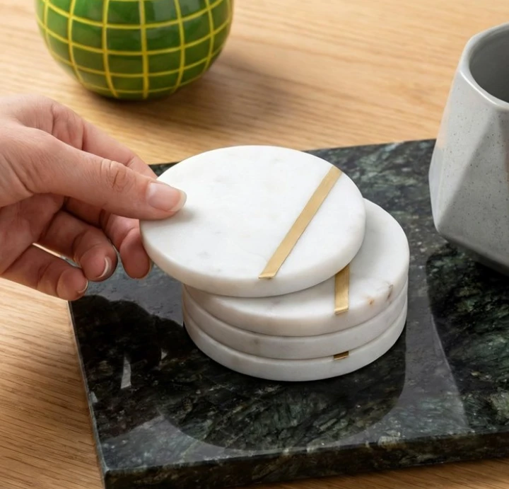 Sottobicchieri per bevande in marmo con inserto in ottone dorato