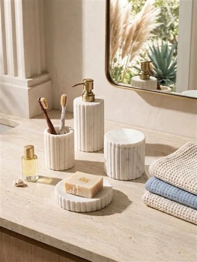 Set da bagno in marmo bianco con scanalature verticali profonde su tutte e quattro le forme